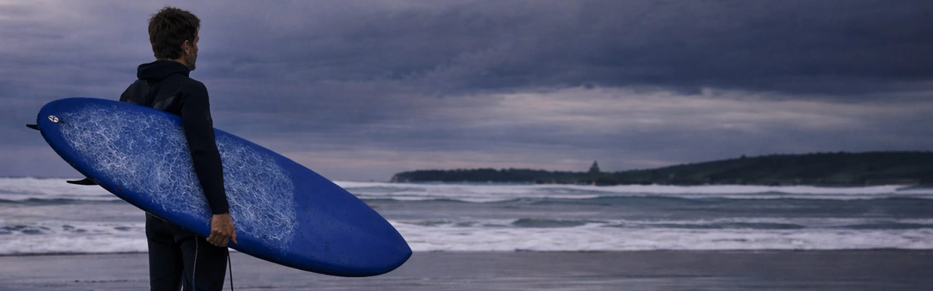 Alquiler de tablas de surf en la playa con surfista